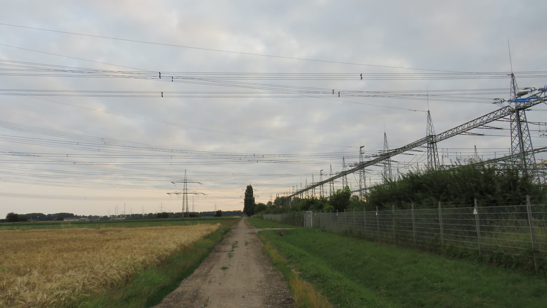 Zufahrtsweg entlang des 380-Kilovolt-Anlagenteils im Umspannwerk Bürstadt.